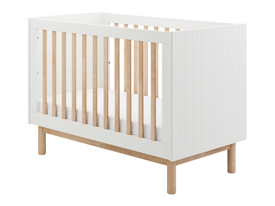 Wit Pinio Miloo babybed met afneembare zijde en geribbelde panelen