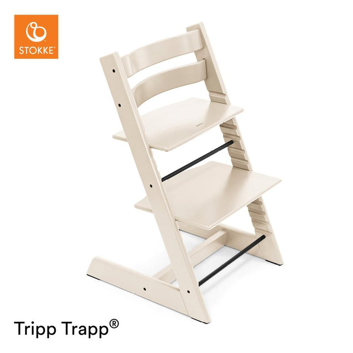 Stokke Tripp Trapp eetstoel in vanilla white, voorzijde met houten vloer