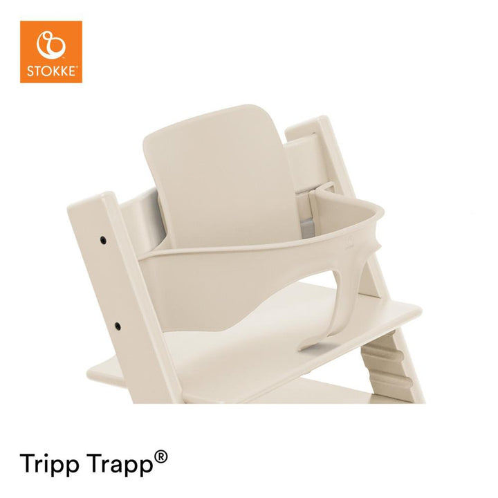 Stokke Tripp Trapp Baby Set2 in vanilla white bevestigd op kinderstoel