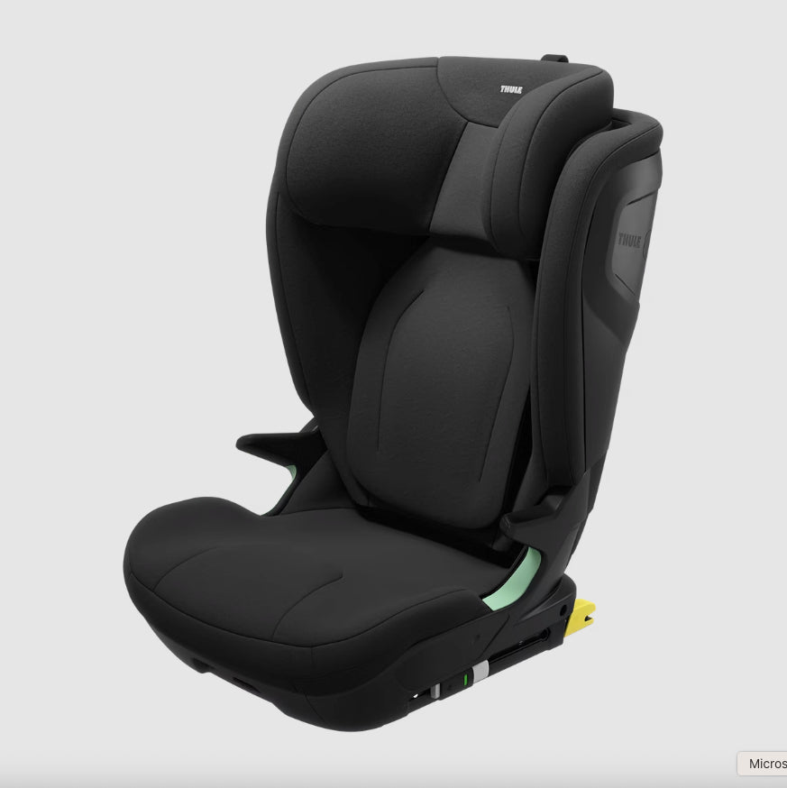 Thule Palm Booster autostoel met hoge rugleuning in zwarte uitvoering