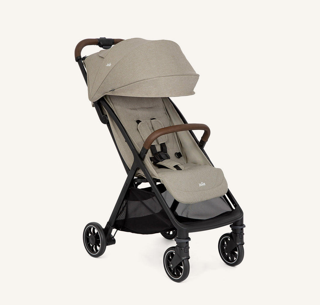 Joie Pact Pro buggy in Oak kleur – lichtgewicht, compact en stijlvol