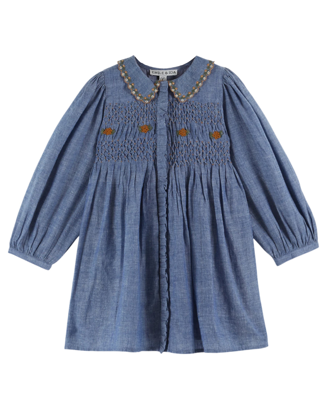 Blauwe chambray babyjurk van Emile et Ida met smokwerk en bloemenborduursel