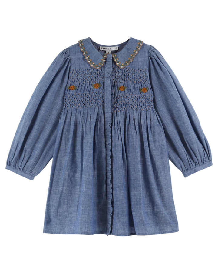 Blauwe chambray babyjurk van Emile et Ida met smokwerk en bloemenborduursel