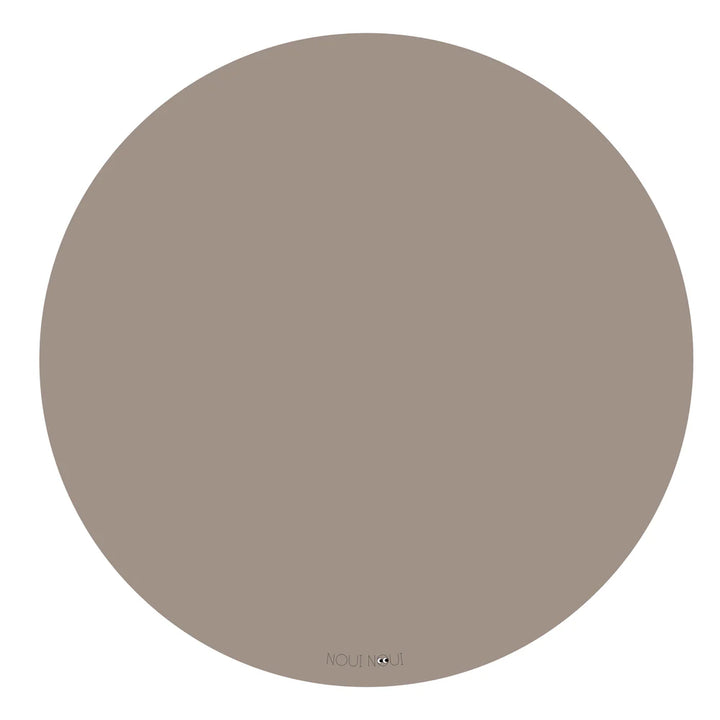 Ronde Noui Noui knoeimat van vinyl in de kleur Cocoa, Ø 115 cm