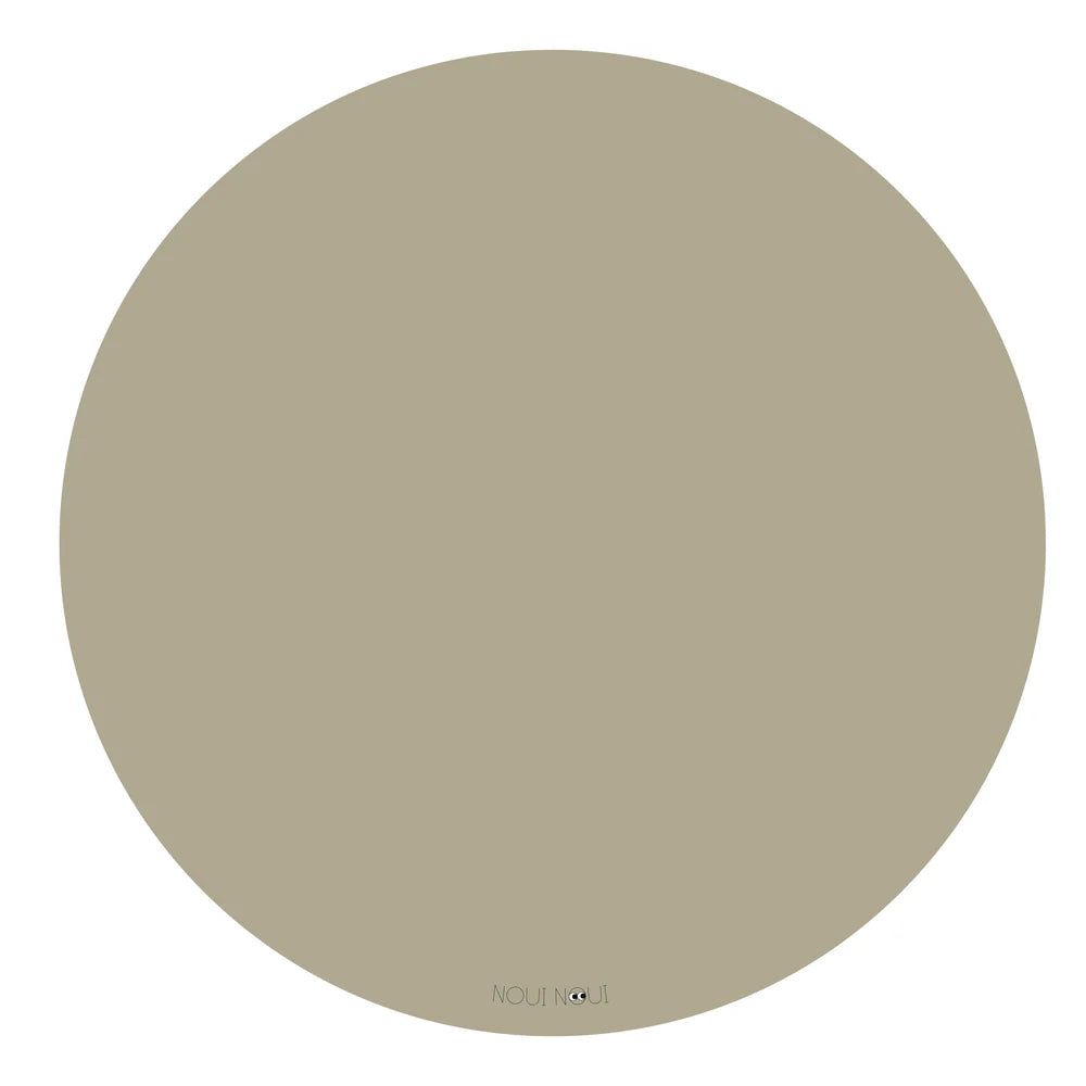 Ronde Noui Noui knoeimat van vinyl in de kleur Olive Haze, Ø 115 cm