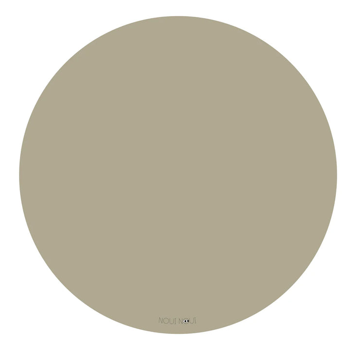 Ronde Noui Noui knoeimat van vinyl in de kleur Olive Haze, Ø 115 cm