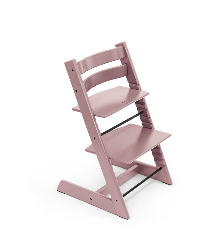 Stokke Tripp Trapp eetstoel in heather mauve op houten vloer met daglicht