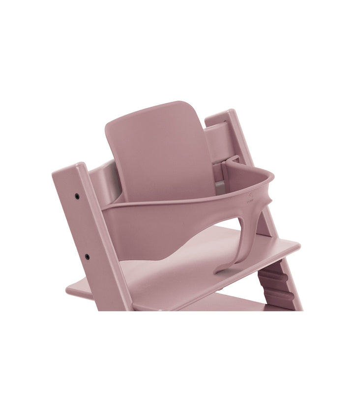 Stokke Baby Set2 in heather mauve bevestigd op Tripp Trapp kinderstoel