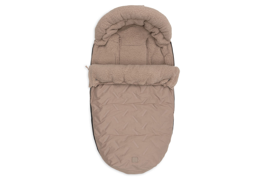 Jollein voetenzak Embossed Milky Coffee voor buggy en kinderwagen met teddy fleece binnenkant