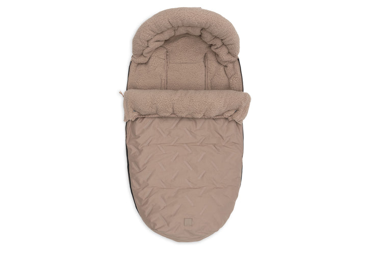 Jollein voetenzak Embossed Milky Coffee voor buggy en kinderwagen met teddy fleece binnenkant