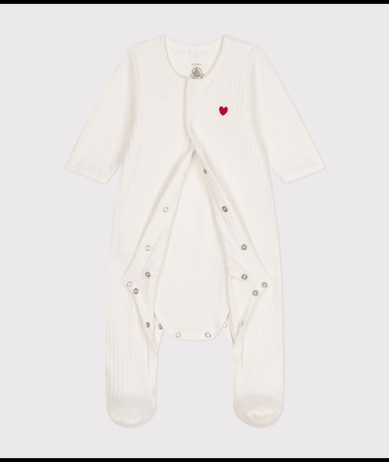 Zachte Petit Bateau babybody met hartje in marshmallowkleur