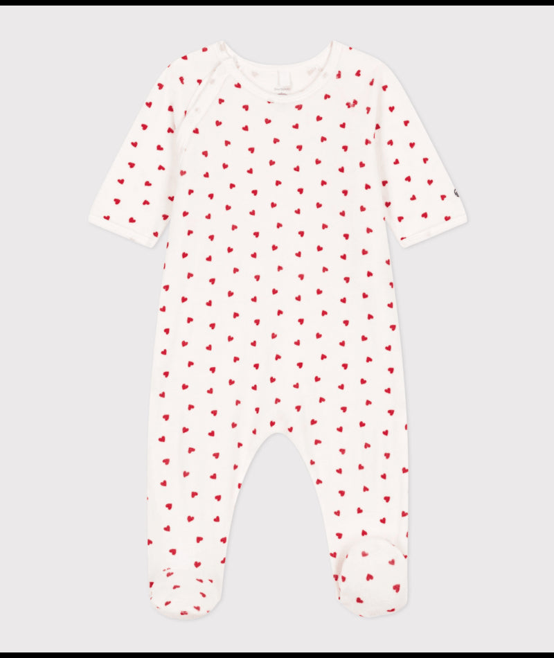 Petit Bateau baby pyjama met rode hartjes en zijsgewijze sluiting