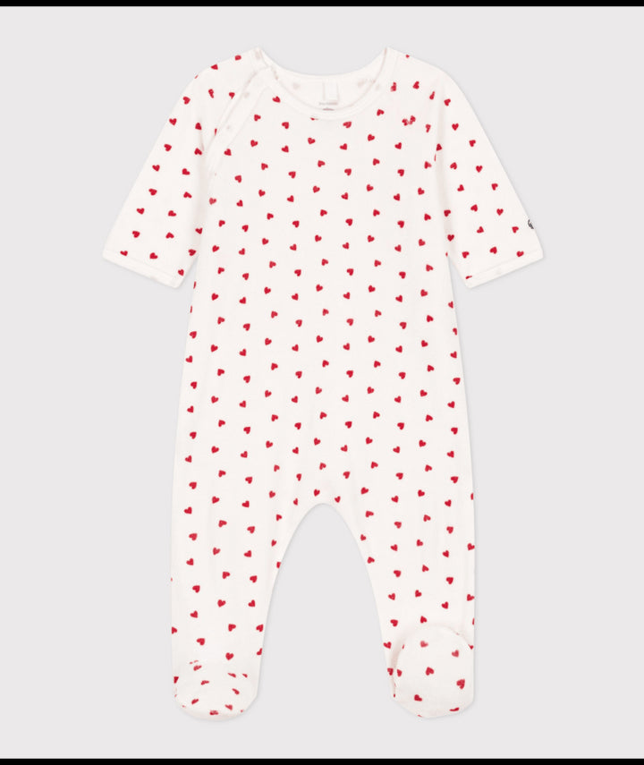 Petit Bateau baby pyjama met rode hartjes en zijsgewijze sluiting