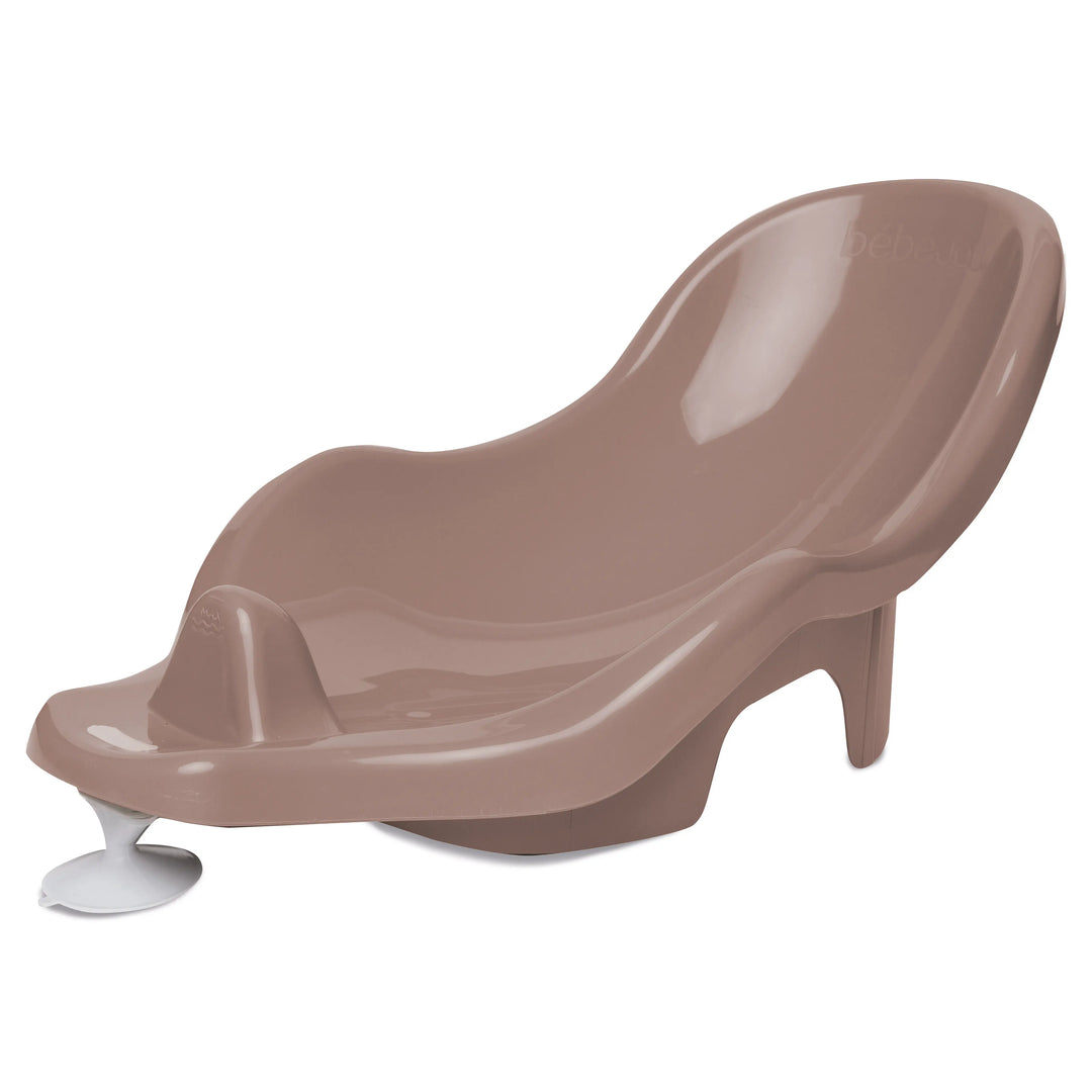 Bruine badinzet van Bébé-Jou in Mocha Mousse geplaatst in babybad