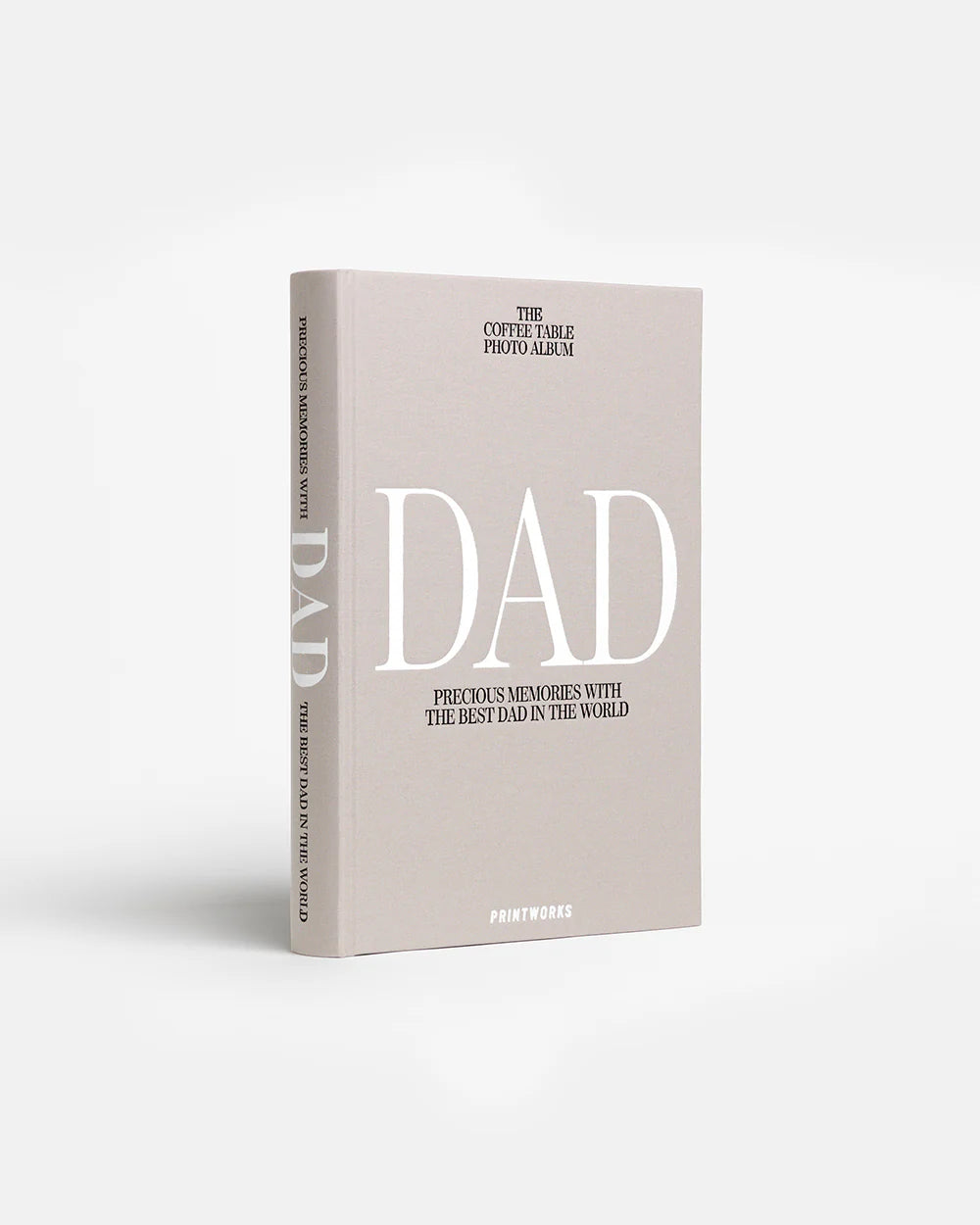 Grijs fotoboek van Printworks met witte tekst ‘Papa’ op linnen kaft