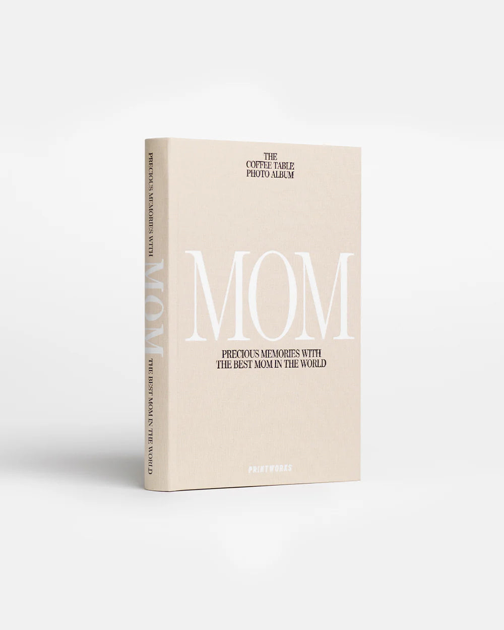 Beige linnen fotoboek 'Mom' van Printworks op salontafel