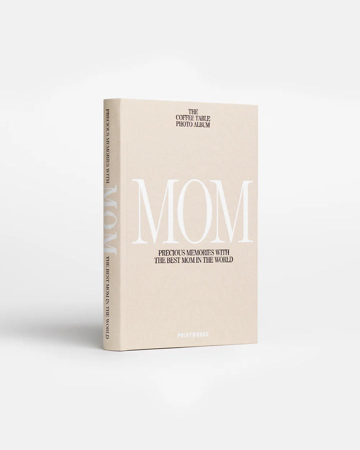 Beige linnen fotoboek 'Mom' van Printworks op salontafel
