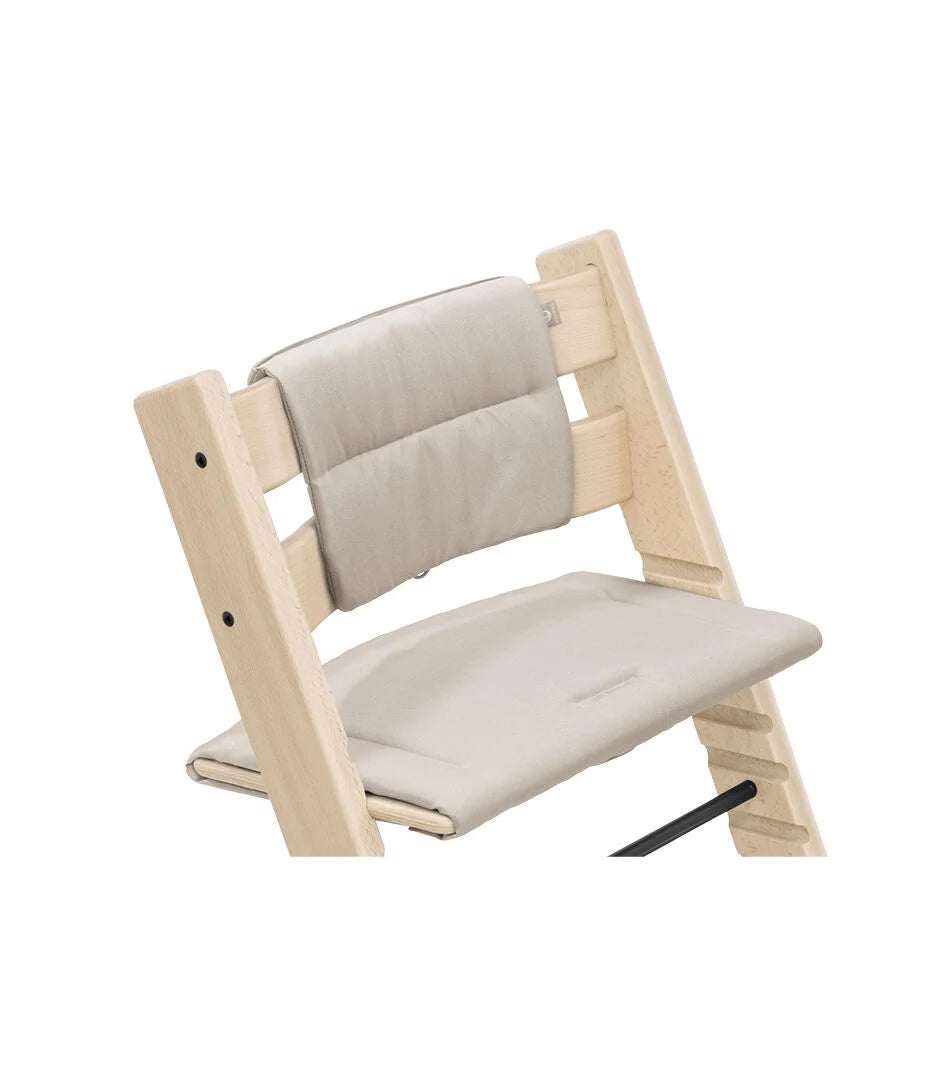 Stokke Tripp Trapp kussen in beige kleur op eetstoel, vooraanzicht