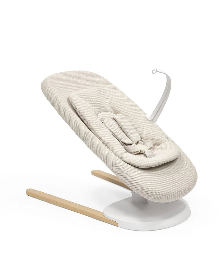 Baby in Stokke Yoga wipstoeltje in Light Sand met ergonomisch kussen