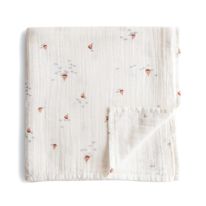 mushie mousseline swaddle doek met bootjes print