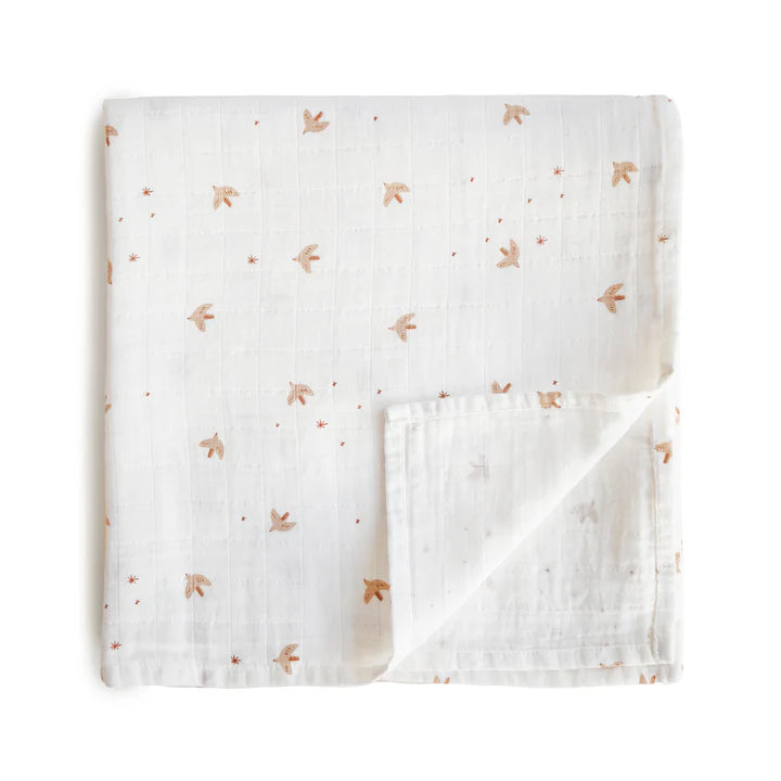mushie mousseline swaddle doek in sparrow print