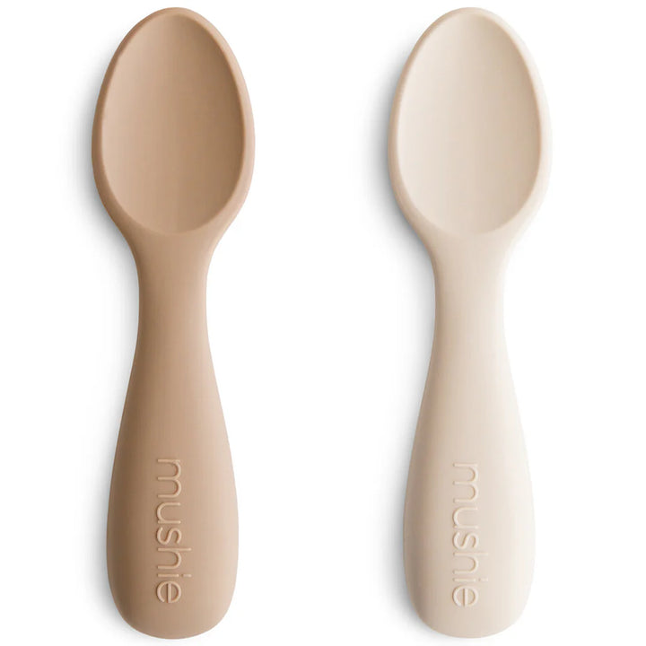 Mushie siliconen peuterlepels in de kleuren natural en shifting sand – set van 2
