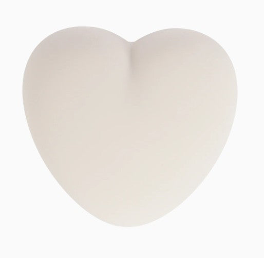 Flow Amsterdam Ruby voedingslampje in warm grey op nachtkastje