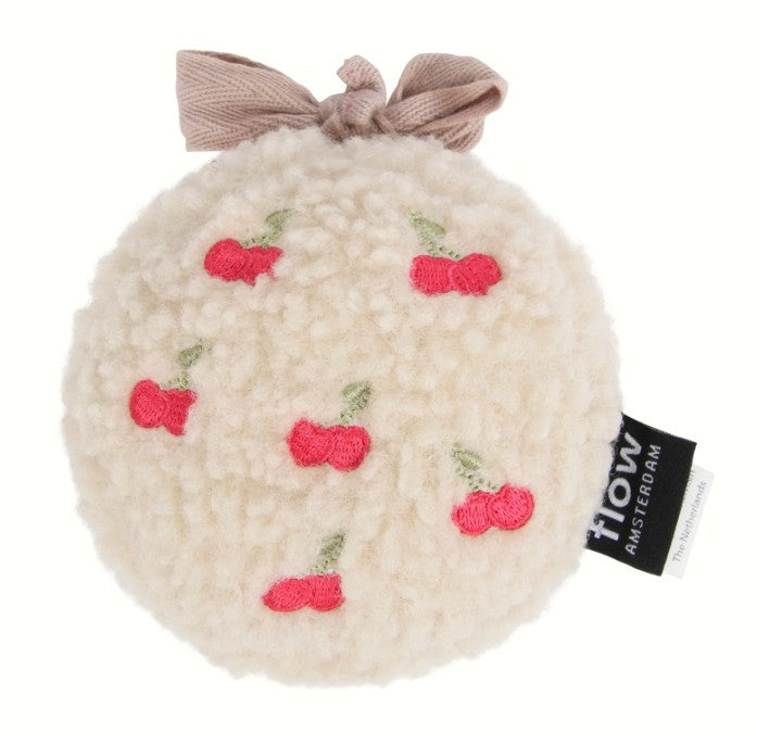 Flow Amsterdam comforter Lucy met kersjesprint, vastgemaakt aan autostoel