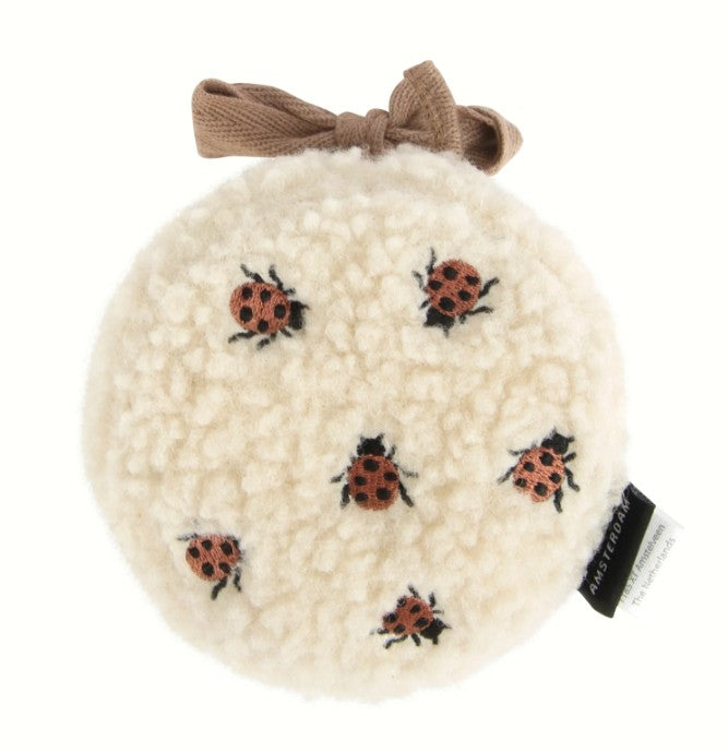 Flow Amsterdam knuffel Ted in lieveheersbeestje-design, bevestigd aan buggy