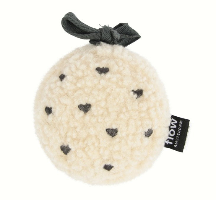 Flow Amsterdam comforter knuffel Billy met hartjesprint, bevestigd aan kinderwagen