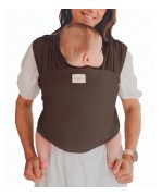 Babylonia draagdoek Tricot-Slen Organic in kleur Chocolat Fudge, met baby gedragen op borst