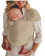 Babylonia Tricot-Slen Bamboo draagdoek in kleur Dune, gedragen met baby voor de borst