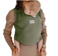 Babylonia Tricot-Slen Cool in Khaki Green, ademende draagdoek gedragen met baby