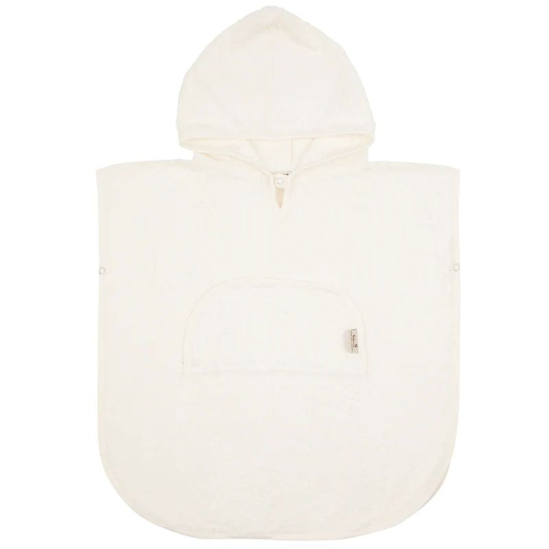 Kind in witte Timboo poncho met daisy-motief en kap
