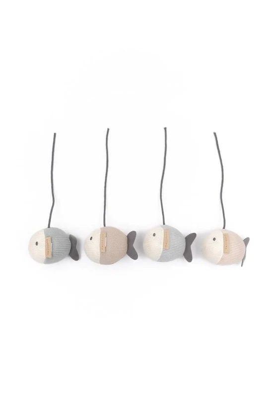 Set van vier blauwe gebreide visjes voor muziekmobiel van Bamboom