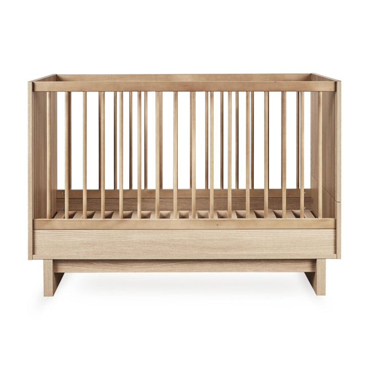 Quax Kyo bed 70x120 cm in warme Honey Ash kleur met houten poten en afgeronde hoeken