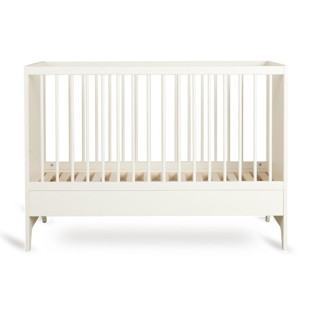 Quax Tsugi babybed 60x120 cm in pastelgele Butter kleur met houten poten