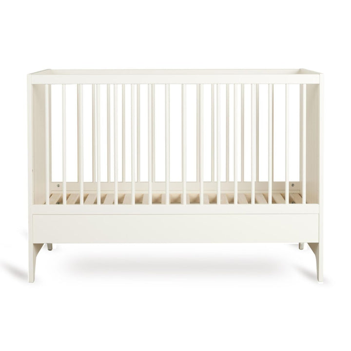 Quax Tsugi babybed 60x120 cm in pastelgele Butter kleur met houten poten