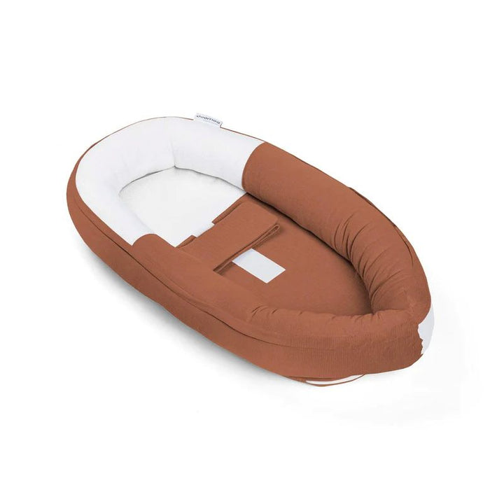 Doomoo baby nest Tetra Jersey in terracotta kleur, zacht en ademend