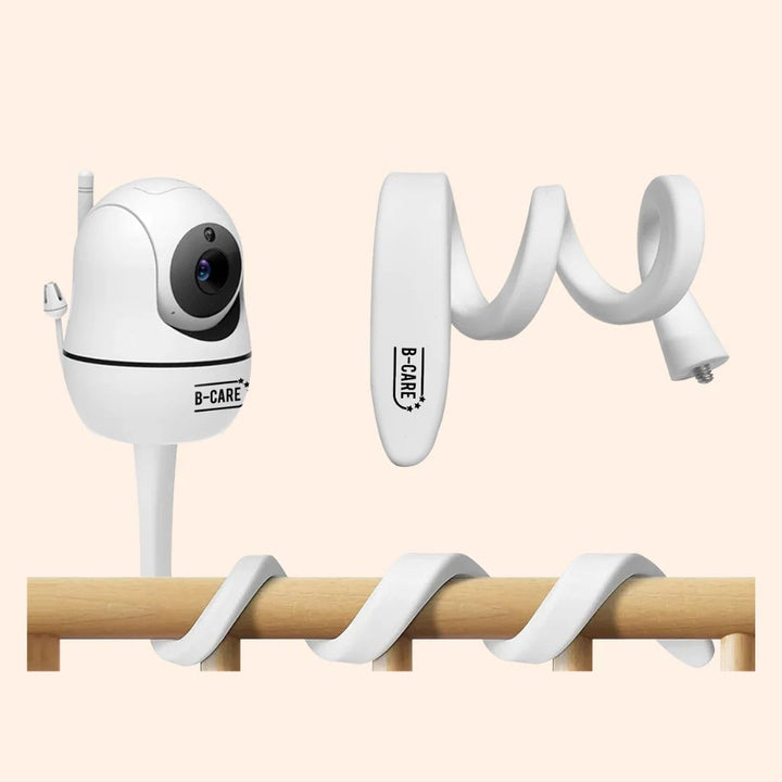 Witte babyfoon houder van b-care baby gemonteerd aan een ledikant