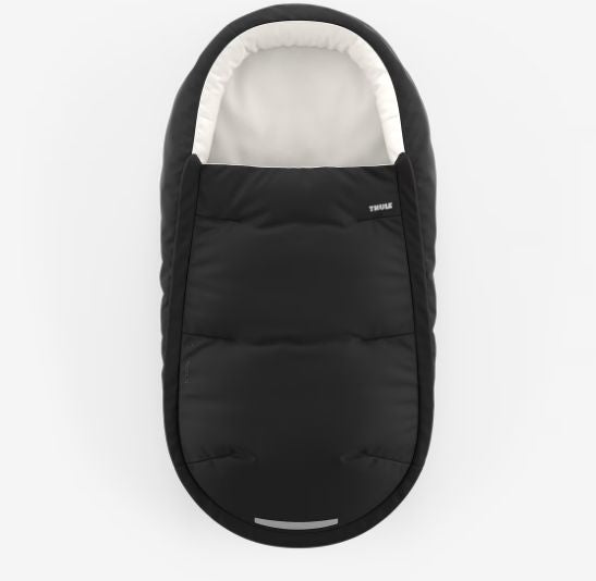 Zwarte Thule voetenzak Elements maat S in kinderwagen tijdens winterwandeling