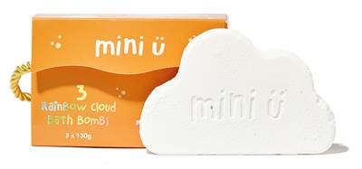 Witte wolkvormige bruisbal die regenboogkleuren loslaat in bad