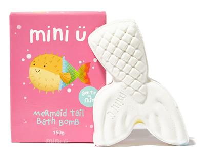 Witte bruisbal in vorm van zeemeerminstaart die regenboogkleuren geeft in bad