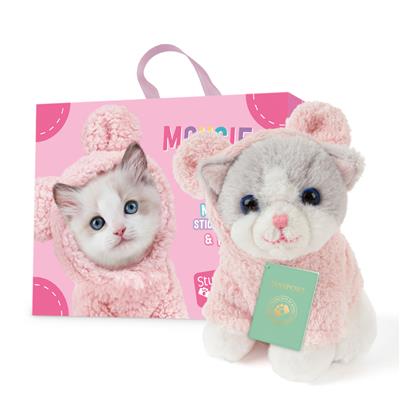 Lichtpaarse ragdoll kitten knuffel in roze hoodie met koffertje
