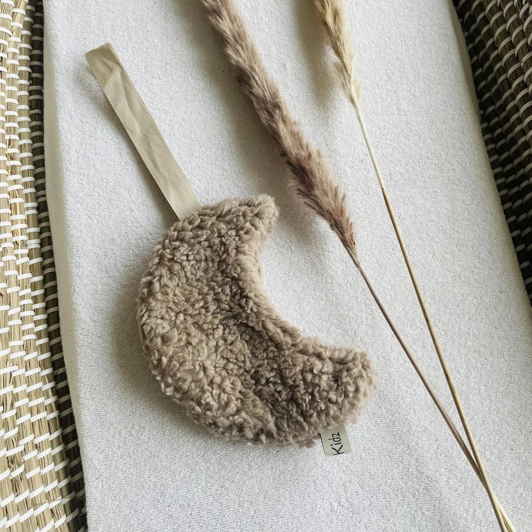 Bibi Kidz teddy fopspeendoekje in maanvorm bruin met lusje