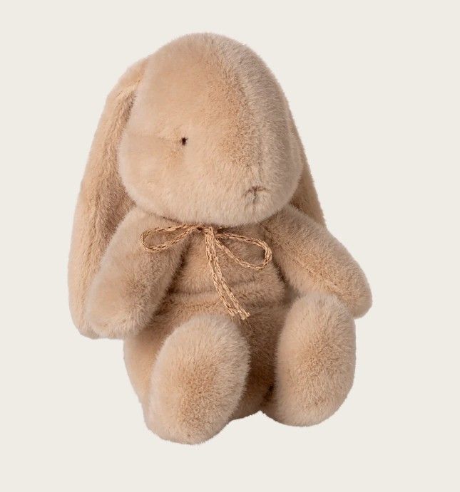 Maileg knuffel konijn small in latte met strikje rond de nek