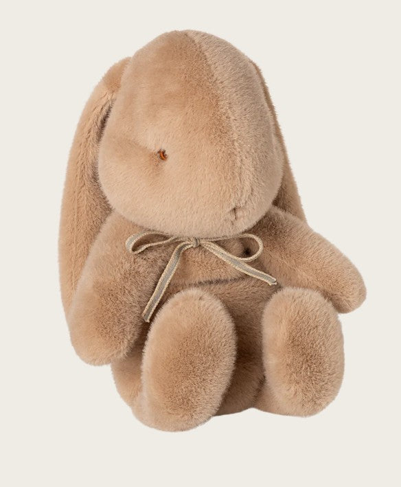 Maileg knuffel konijn medium in cream peach met strikje