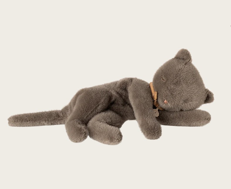 Maileg knuffel kitten medium grey slapend van zacht pluche