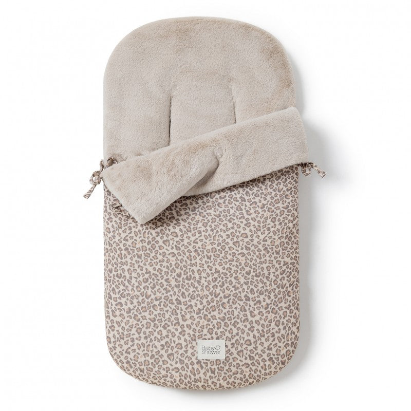 Omkeerbare fleece voetenzak van Babyshower met Wild Print, open geritst in draagmand
