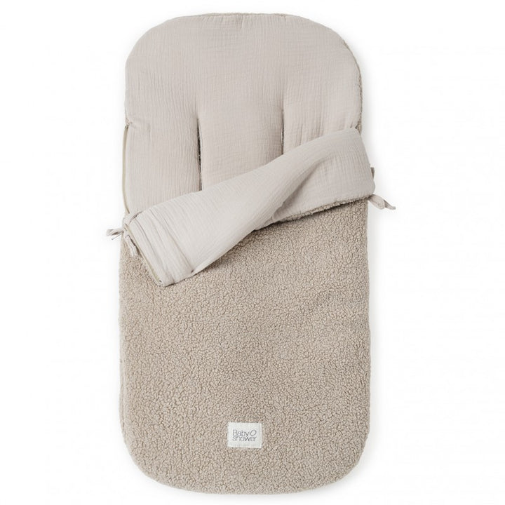 Omkeerbare fleece voetenzak van Babyshower in Latte Doodle print, opengeklapt in draagmand